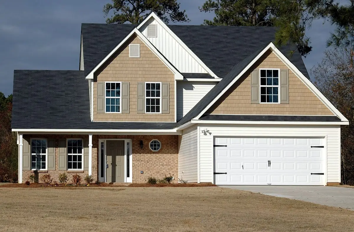 Single-family home in a Greater Cincinnati suburb with a manicured lawn